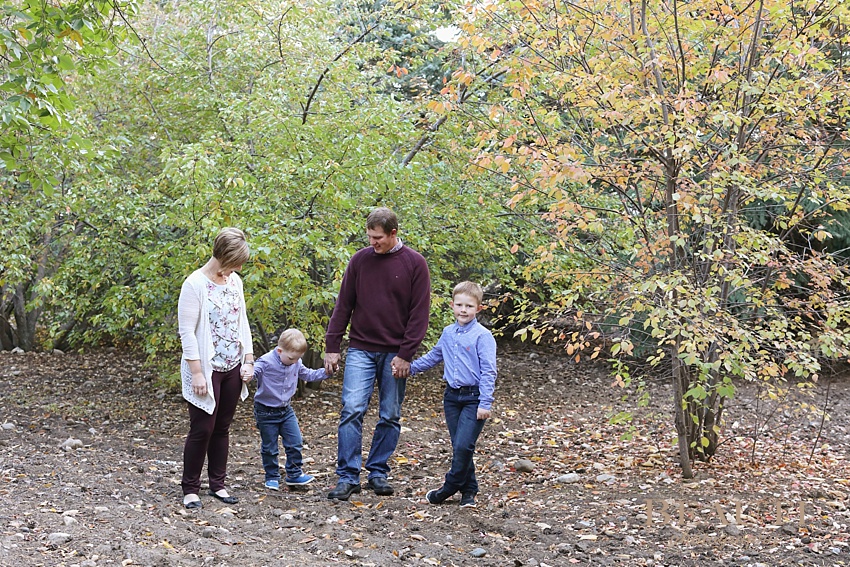 BEAUTI photography Tribune family photography outdoor lifestyle photography farm family fall colors photo