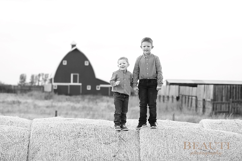 BEAUTI photography Tribune family photography outdoor lifestyle photography farm black & white photography brothers photo