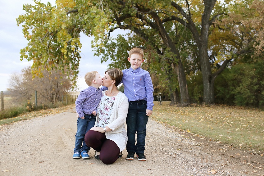 BEAUTI photography Tribune family photography outdoor lifestyle photography mom and sons photo