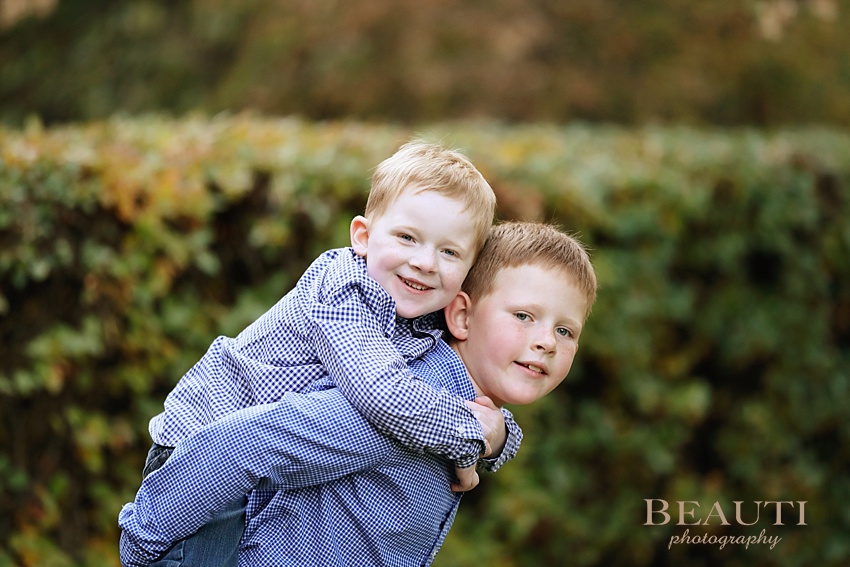 BEAUTI photography Tribune family session outdoor lifestyle photography piggyback brothers photo