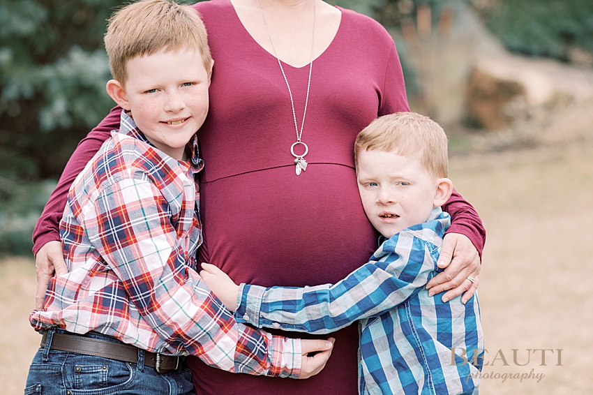 BEAUTI photography tribune portrait photographer baby bump hug photos