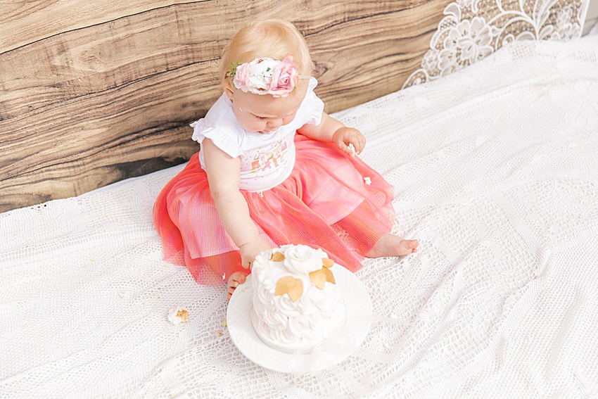 BEAUTI photography Saskatchewan family lifestyle photographer first birthday cake smash one year old