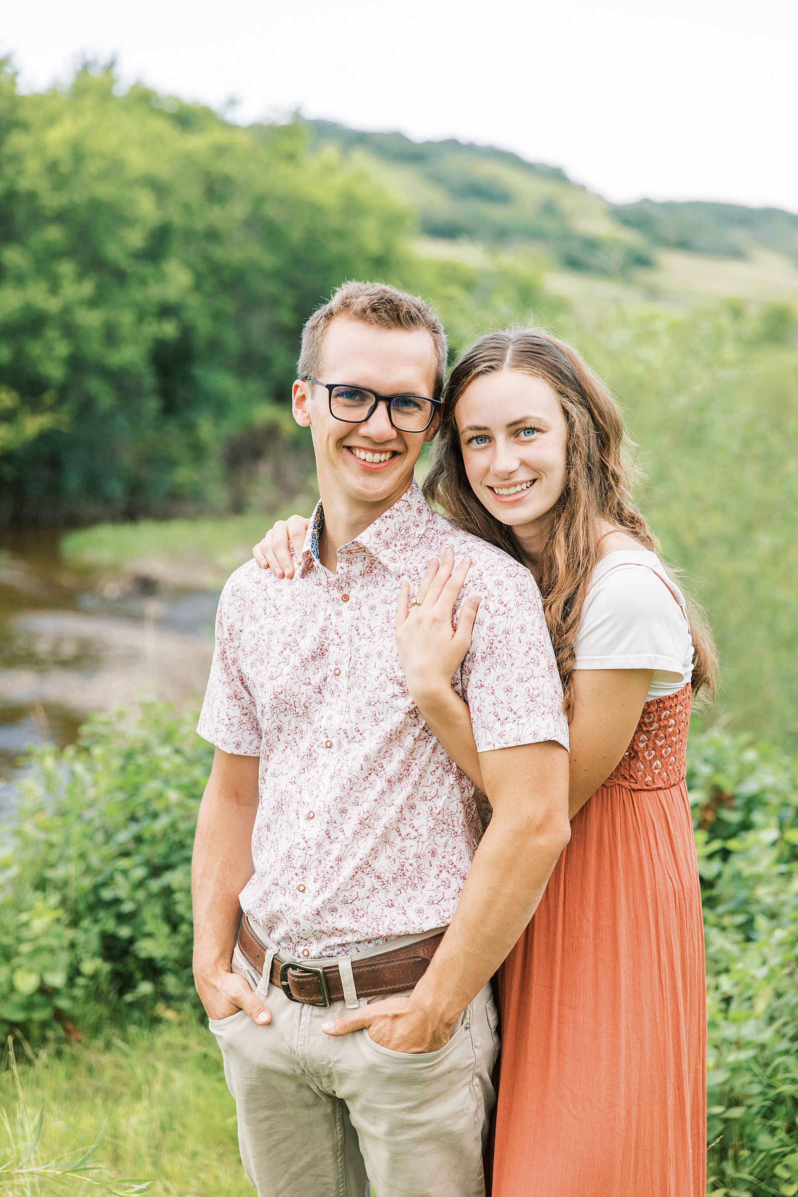 Jenelle Quigley Photography Manitoba couples lifestyle extended family photo session evening in the valley