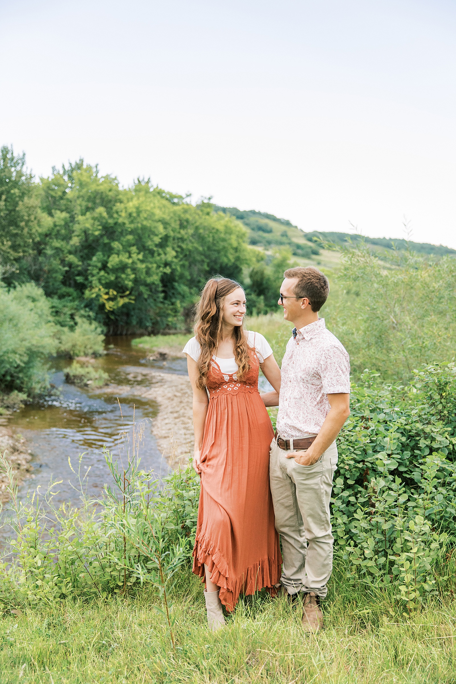 Jenelle Quigley Photography Manitoba couples lifestyle extended family photo session evening in the valley