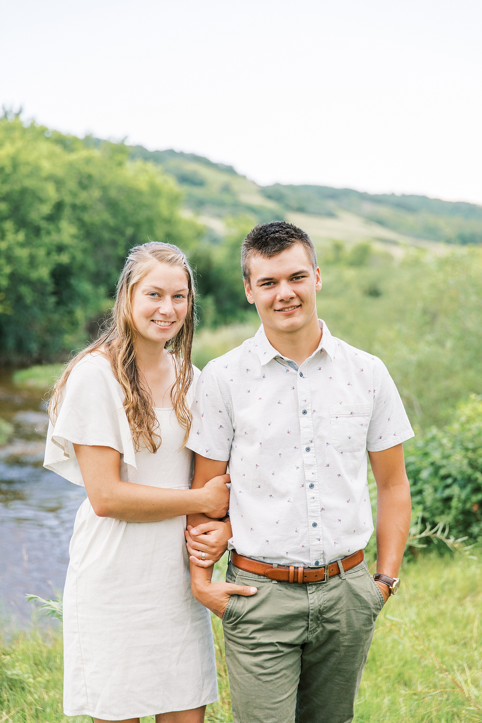 Jenelle Quigley Photography Manitoba couples lifestyle extended family photo session evening in the valley
