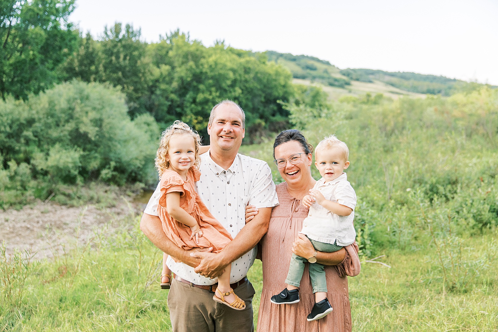 Jenelle Quigley Photography Manitoba lifestyle extended family photo session evening in the valley