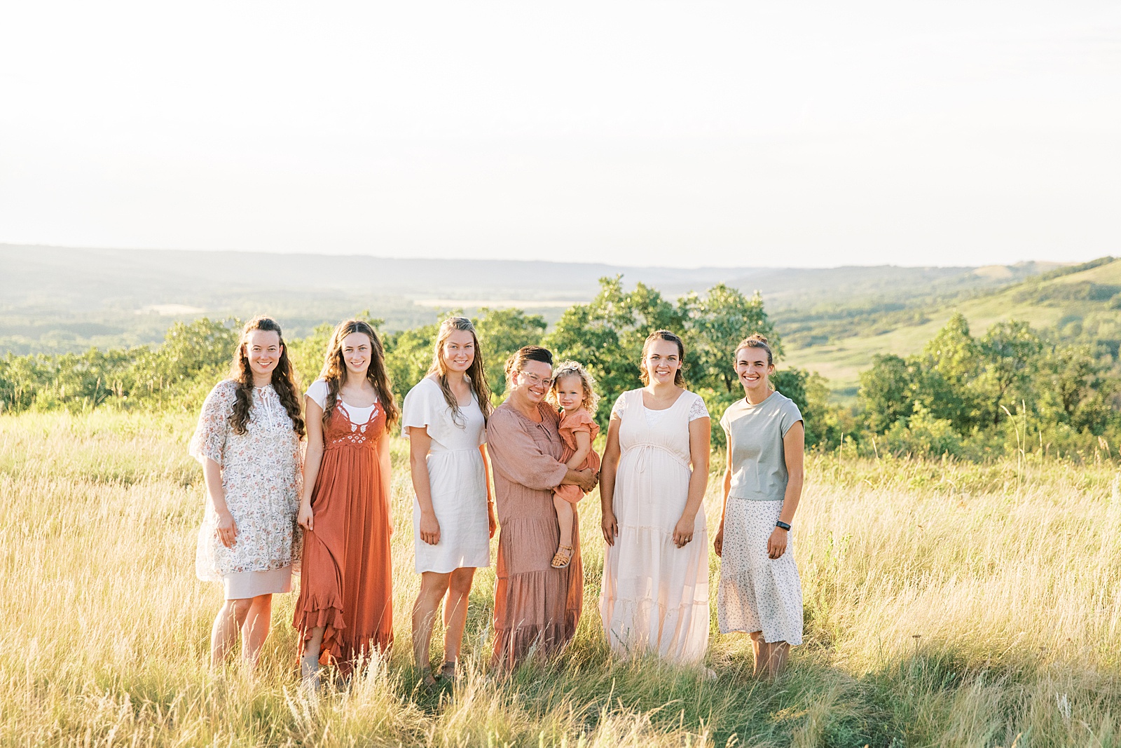 Jenelle Quigley Photography Manitoba lifestyle extended family photo session evening in the valley