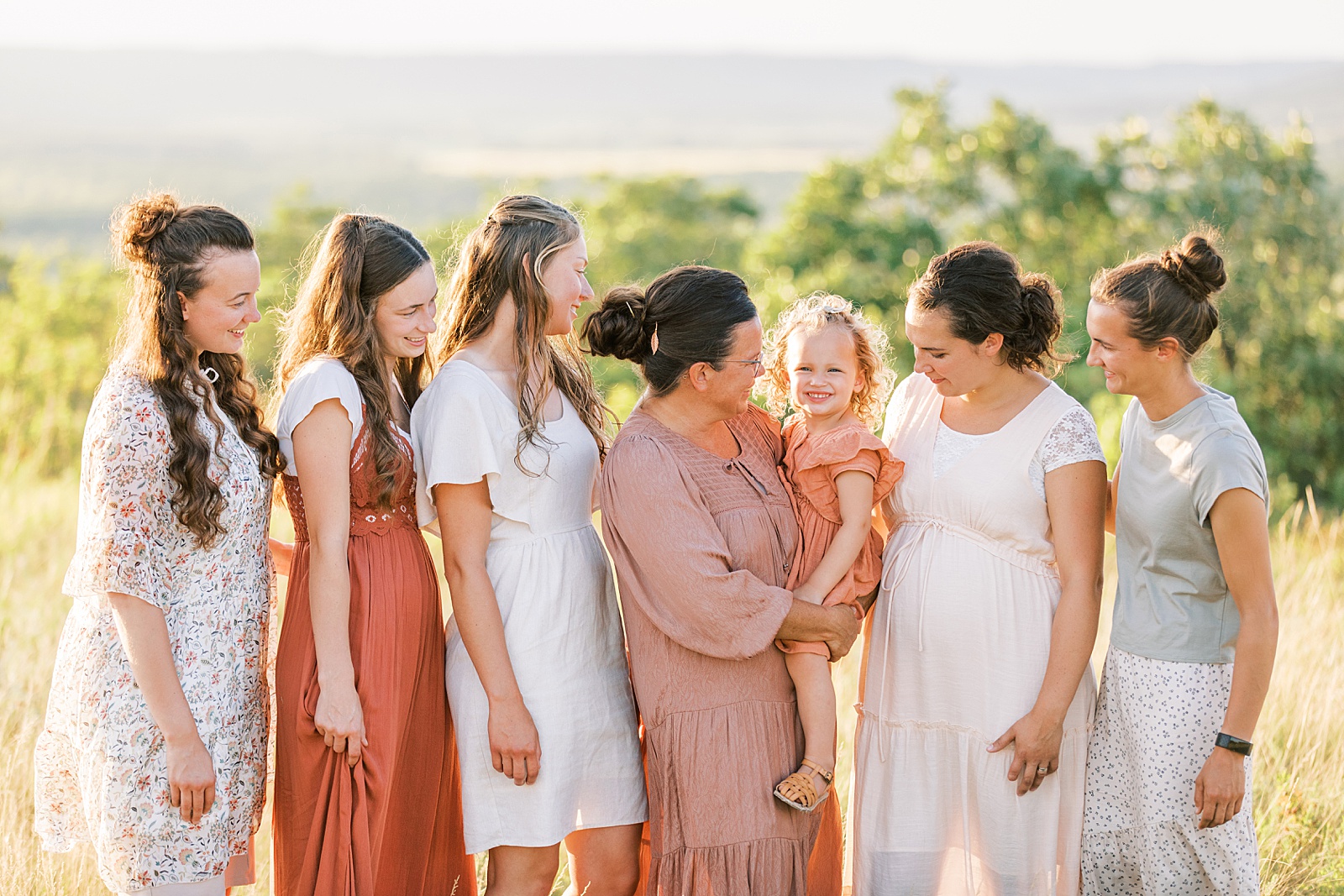 Jenelle Quigley Photography Manitoba lifestyle extended family photo session evening in the valley