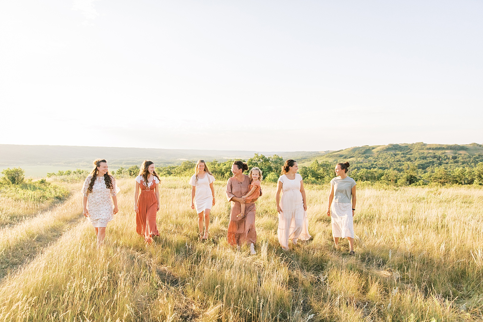 Jenelle Quigley Photography Manitoba lifestyle extended family photo session evening in the valley