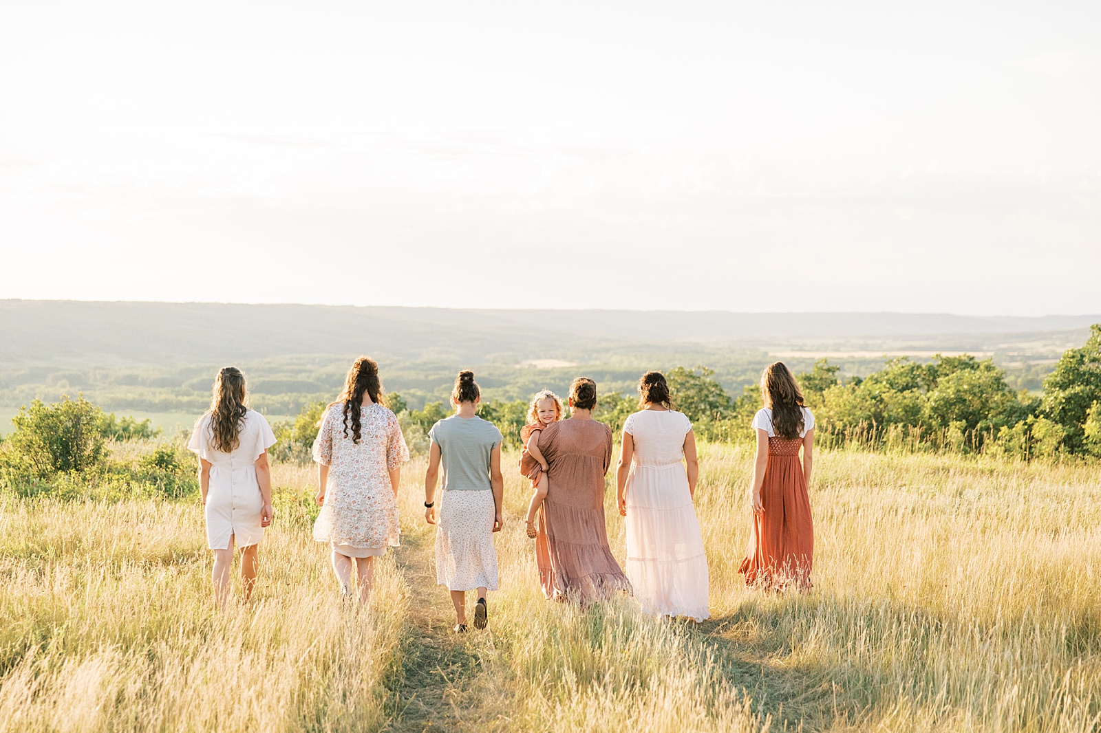 Jenelle Quigley Photography Manitoba lifestyle extended family photo session evening in the valley