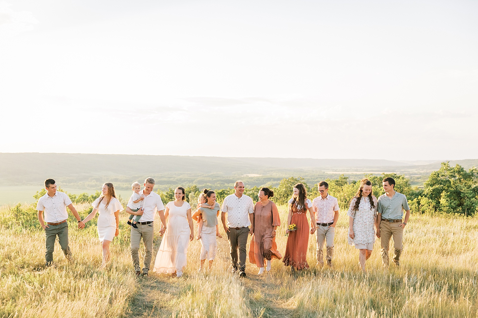 Jenelle Quigley Photography Manitoba lifestyle extended family photo session evening in the valley