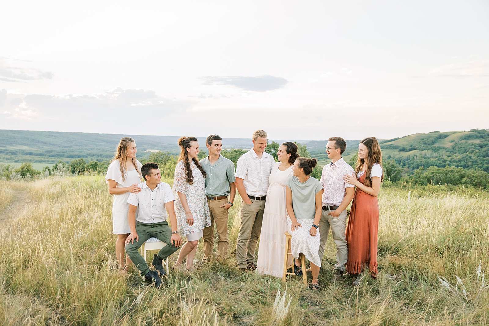 Jenelle Quigley Photography Manitoba lifestyle extended family photo session evening in the valley siblings