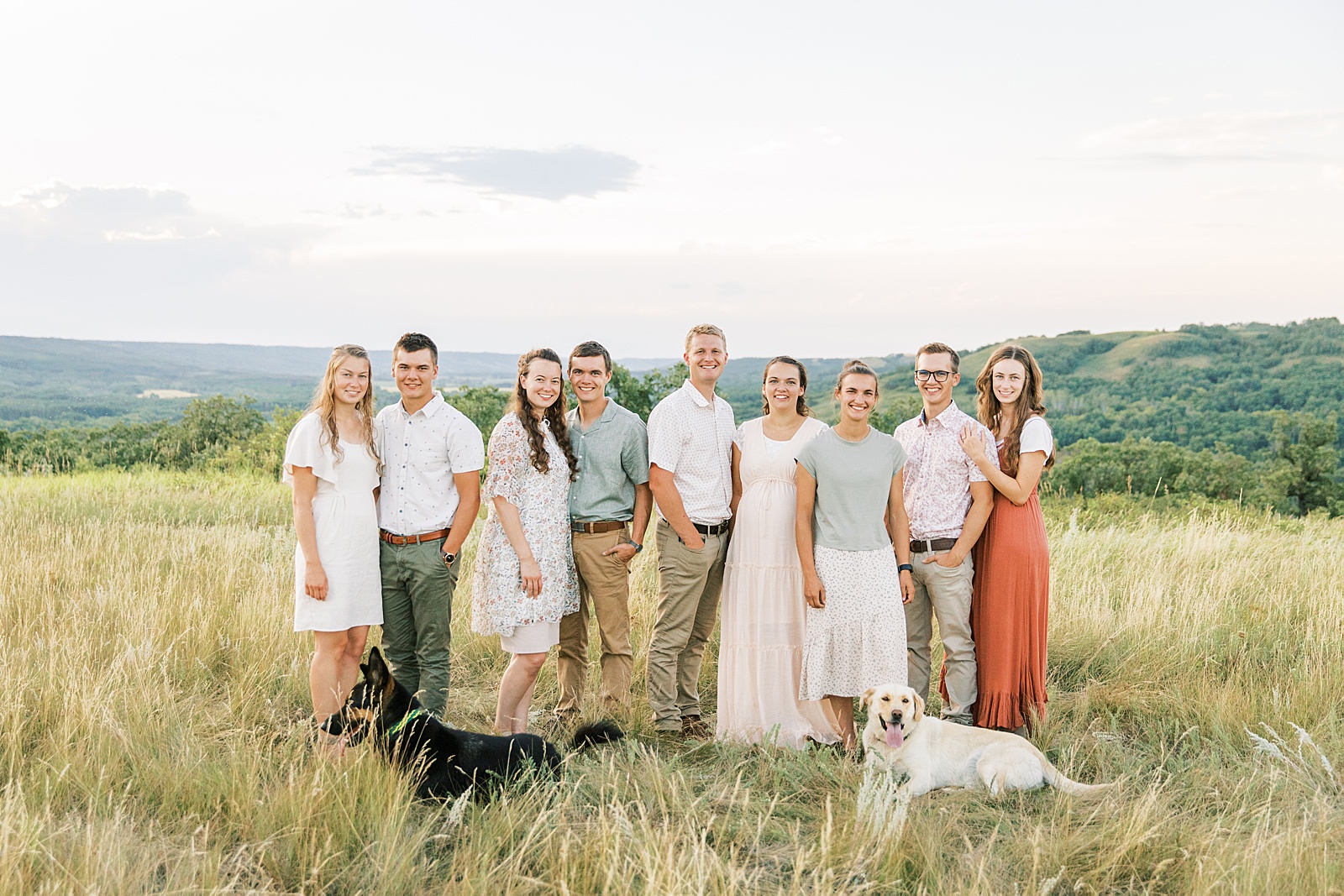 Jenelle Quigley Photography Manitoba lifestyle extended family photo session evening in the valley