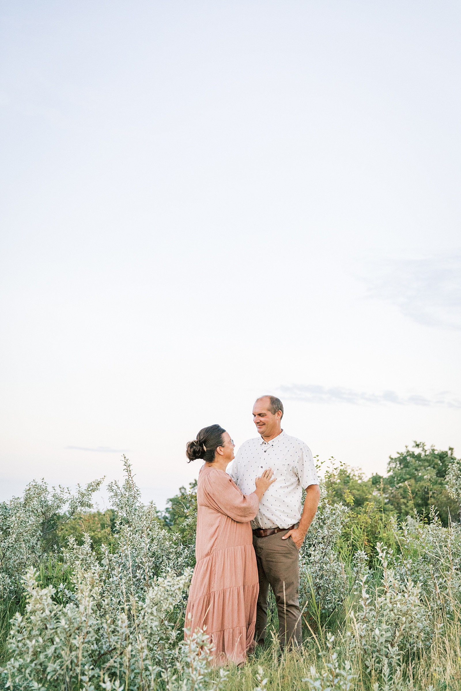 Jenelle Quigley Photography Manitoba extended family photo session golden evening in the valley 30th anniversary