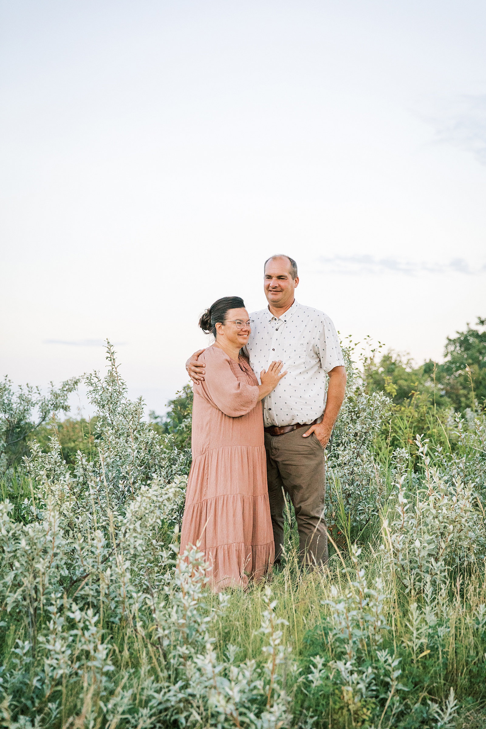Jenelle Quigley Photography Manitoba extended family photo session golden evening in the valley 30th anniversary