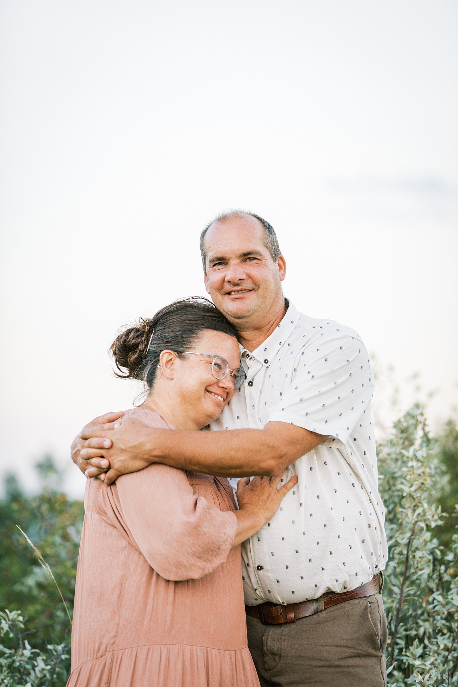 Jenelle Quigley Photography Manitoba extended family photo session golden evening in the valley 30th anniversary
