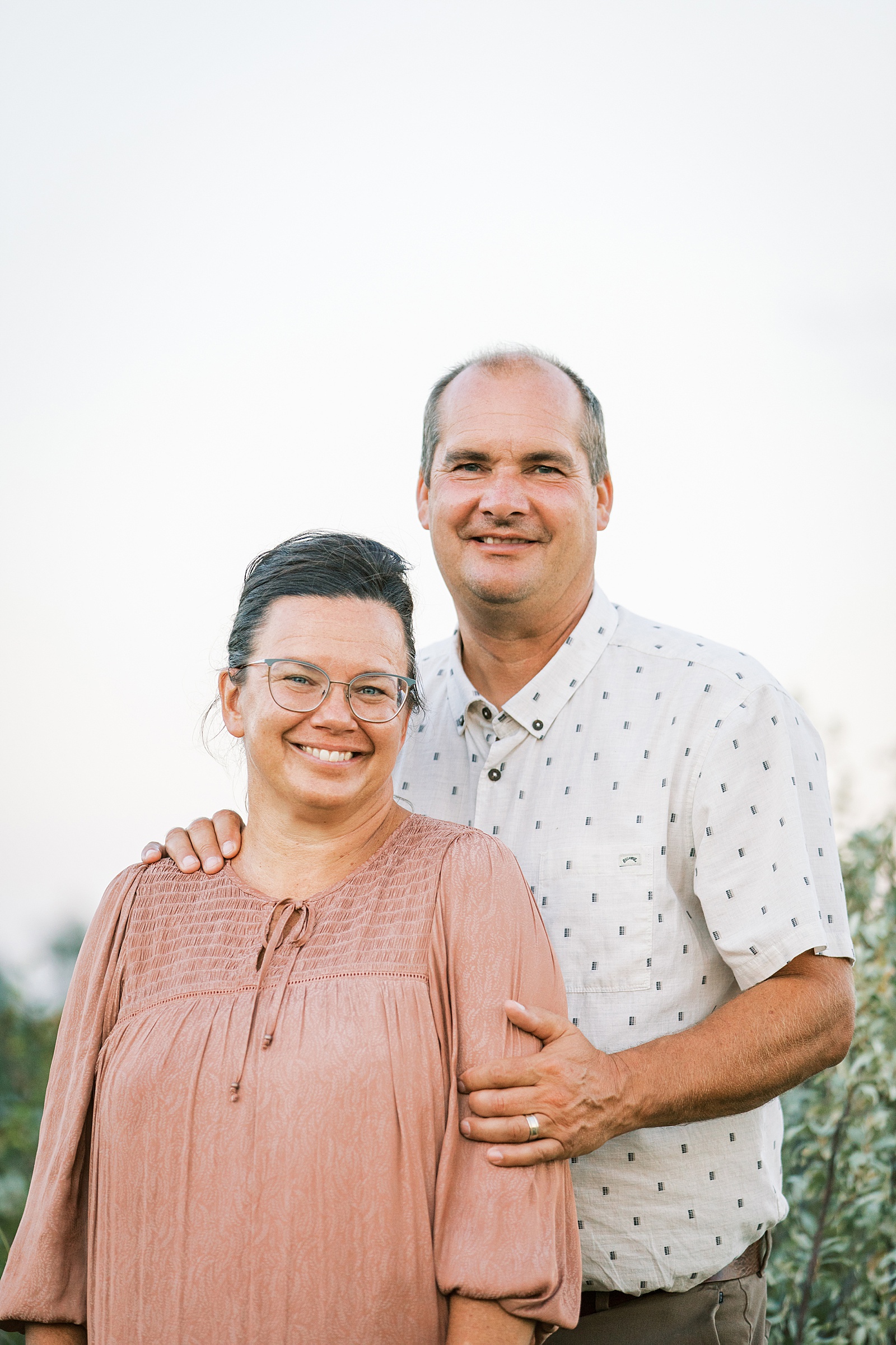 Jenelle Quigley Photography Manitoba extended family photo session golden evening in the valley 30th anniversary