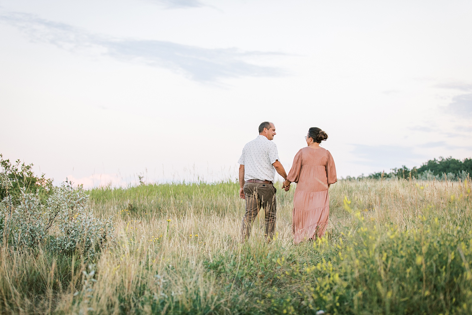 Jenelle Quigley Photography Manitoba extended family photo session golden evening in the valley 30th anniversary