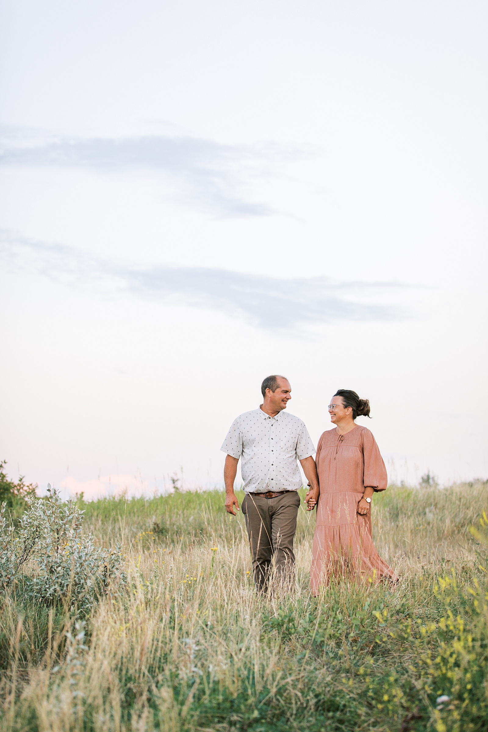 Jenelle Quigley Photography Manitoba extended family photo session golden evening in the valley 30th anniversary