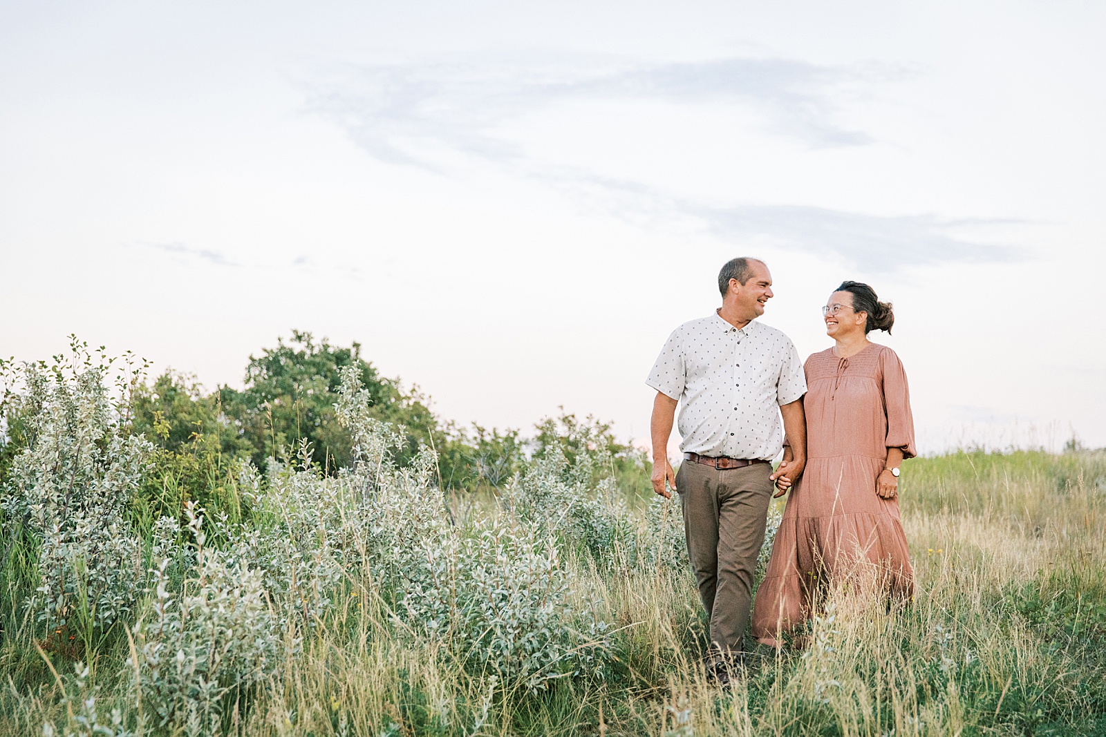 Jenelle Quigley Photography Manitoba extended family photo session golden evening in the valley 30th anniversary