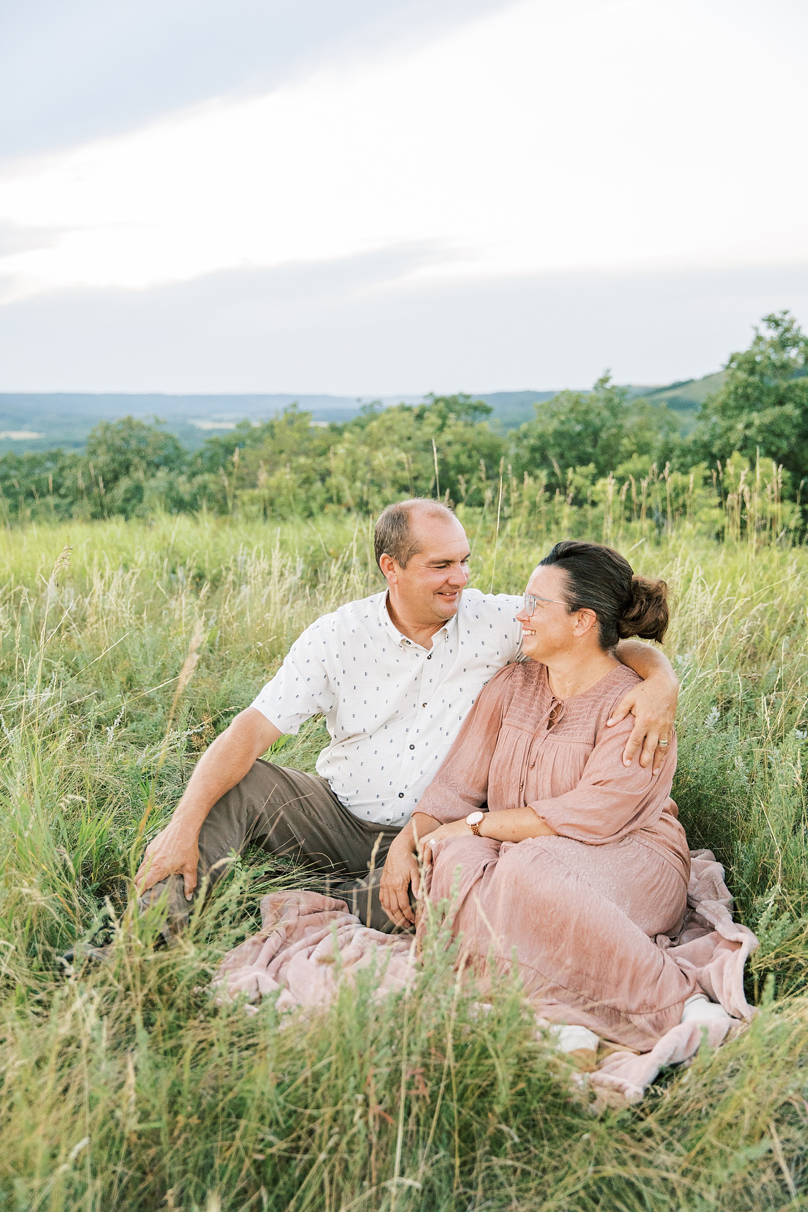 Jenelle Quigley Photography Manitoba extended family photo session golden evening in the valley 30th anniversary