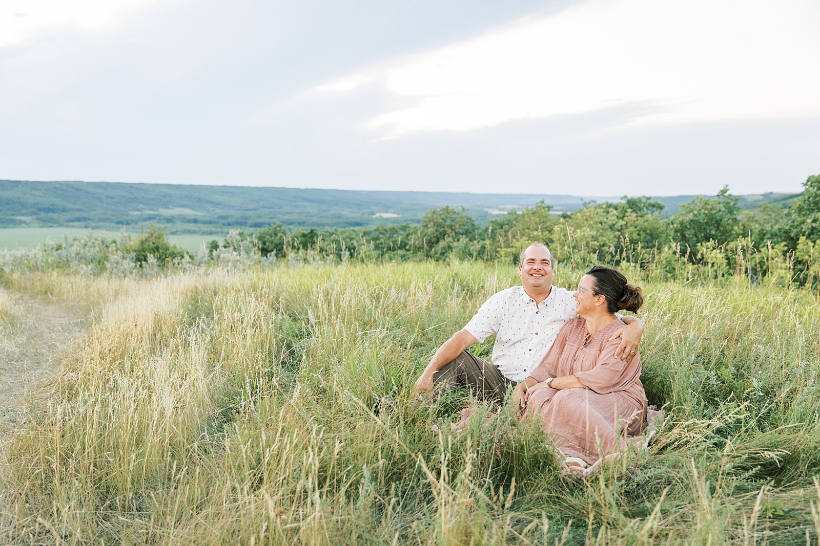 Jenelle Quigley Photography Manitoba extended family photo session golden evening in the valley 30th anniversary