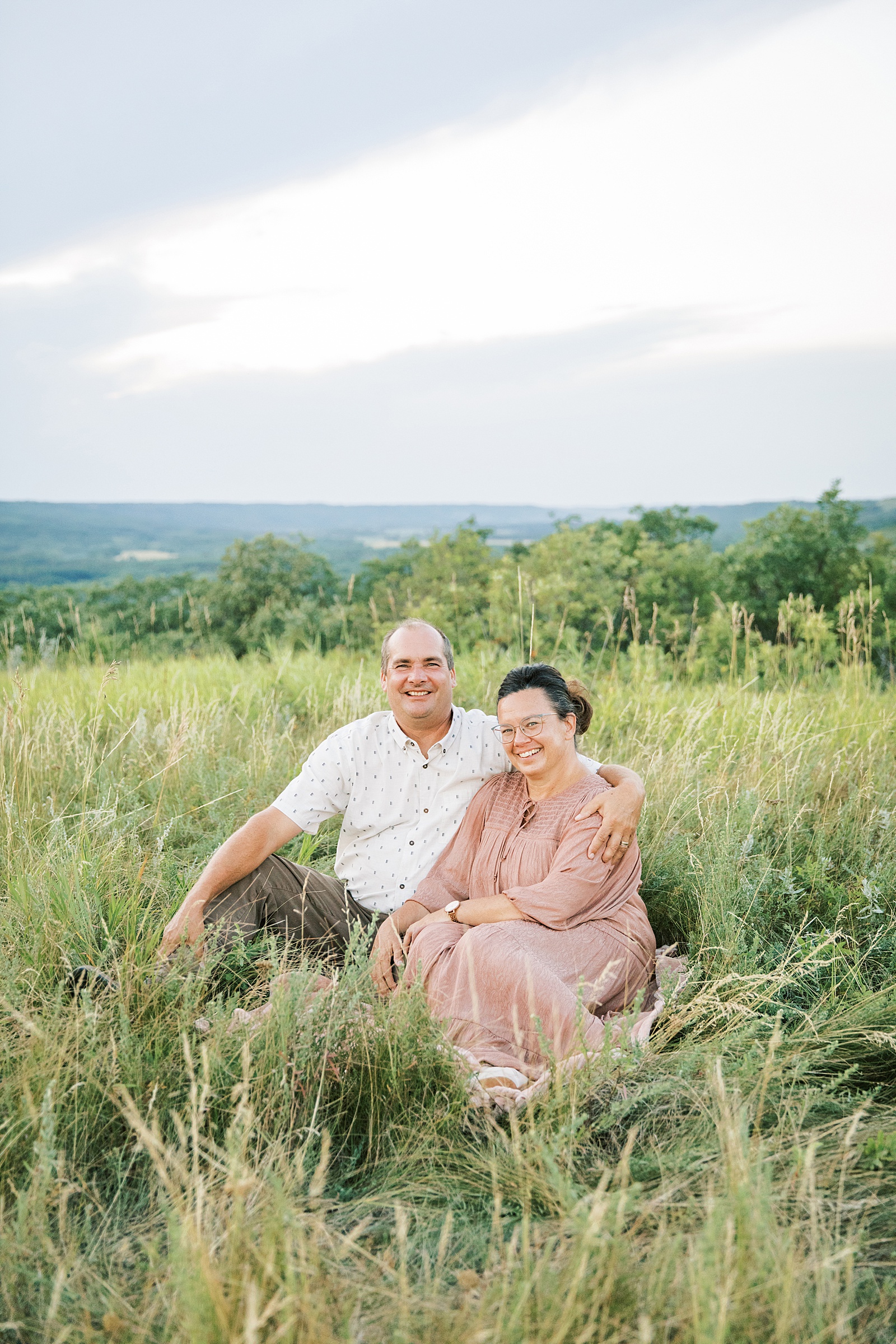 Jenelle Quigley Photography Manitoba extended family photo session golden evening in the valley 30th anniversary