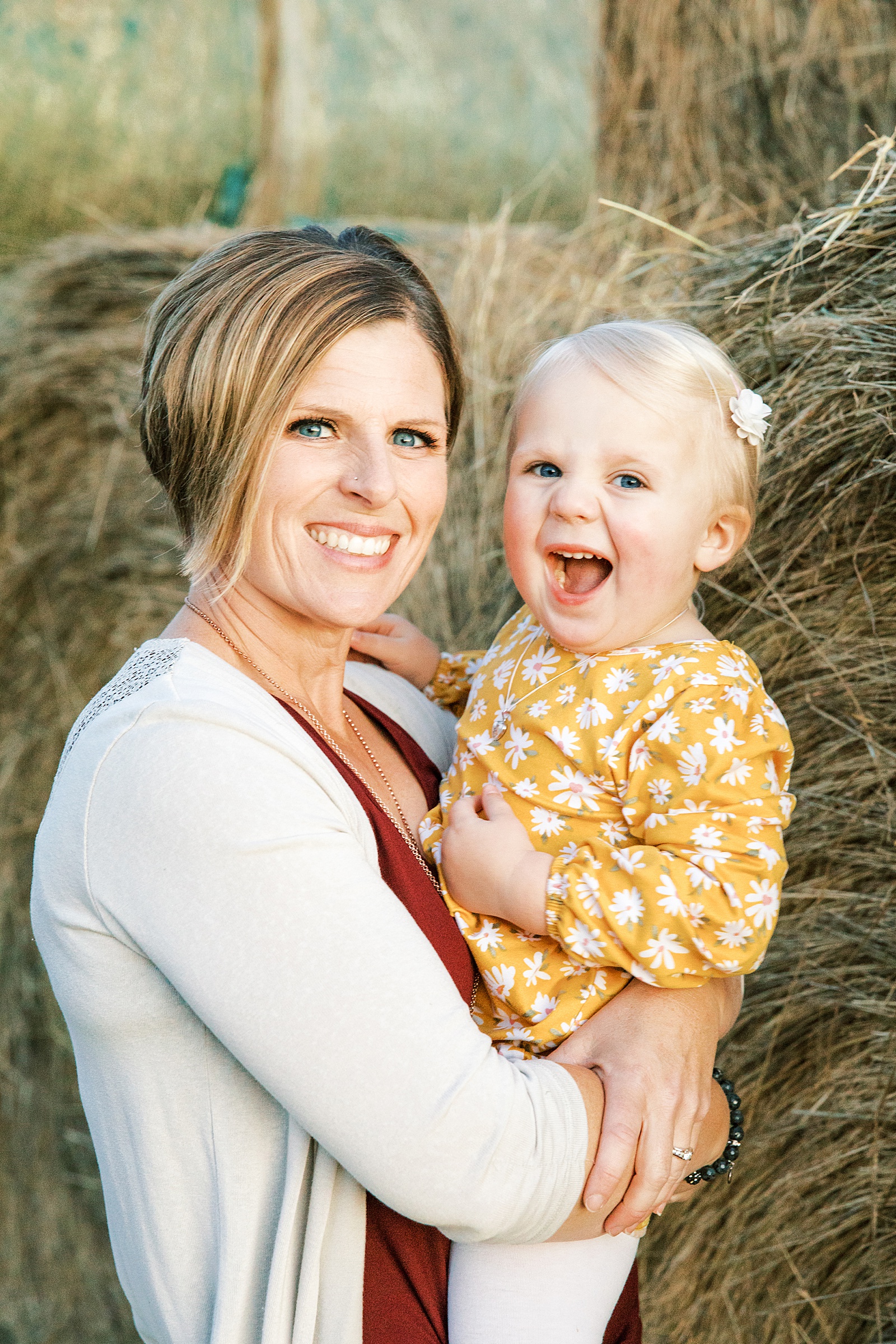 Jenelle Quigley Photography family lifestyle photographer Tribune Saskatchewan mother daughter