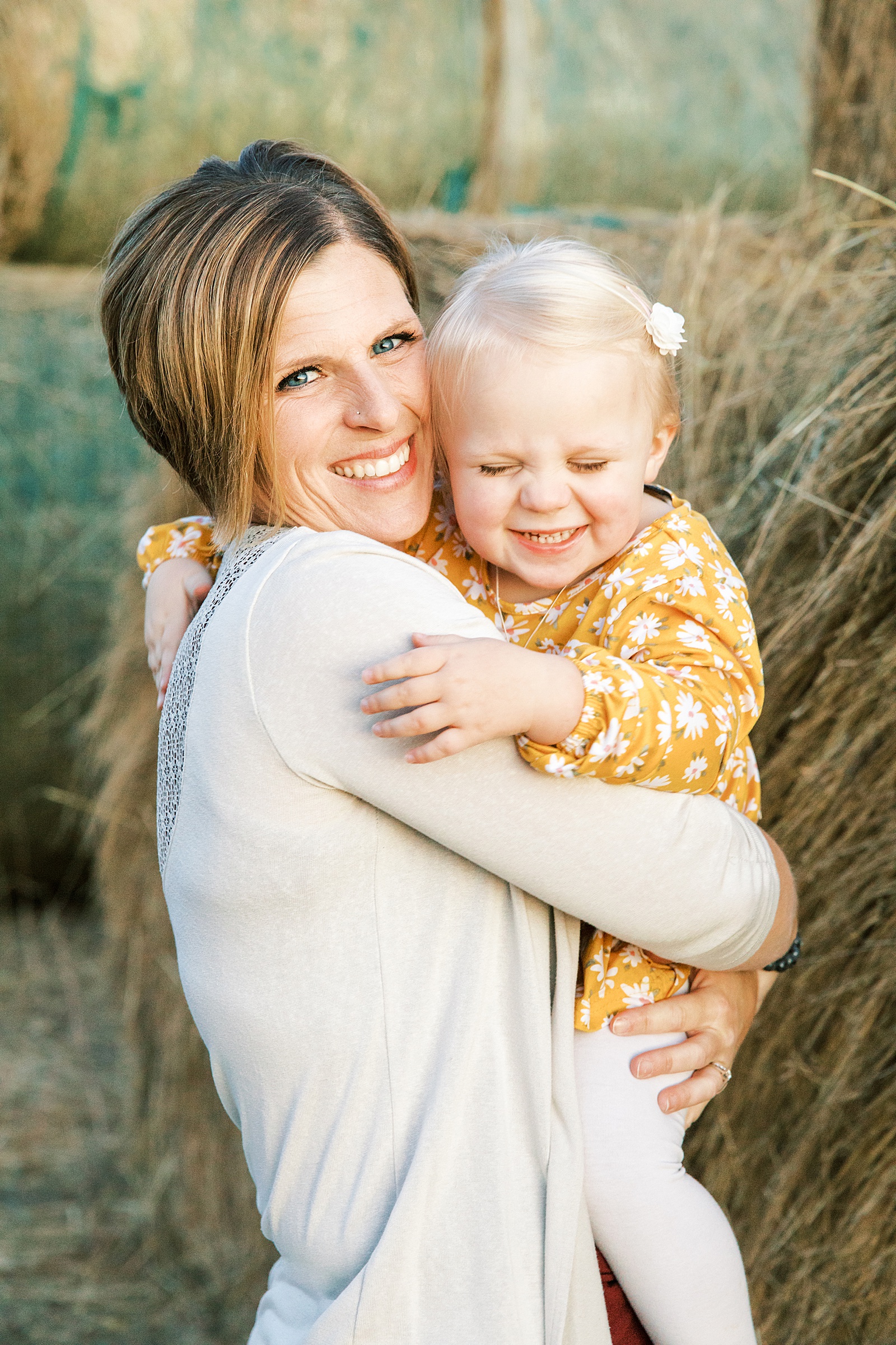 Jenelle Quigley Photography family lifestyle photographer Tribune Saskatchewan mother daughter hugs