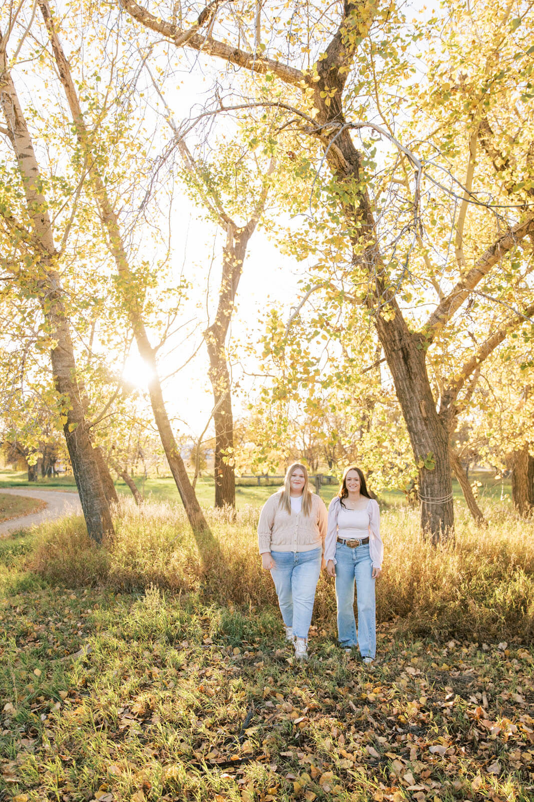 Jenelle Quigley Saskatchewan lifestyle photographer Radville high school best friends grad casuals