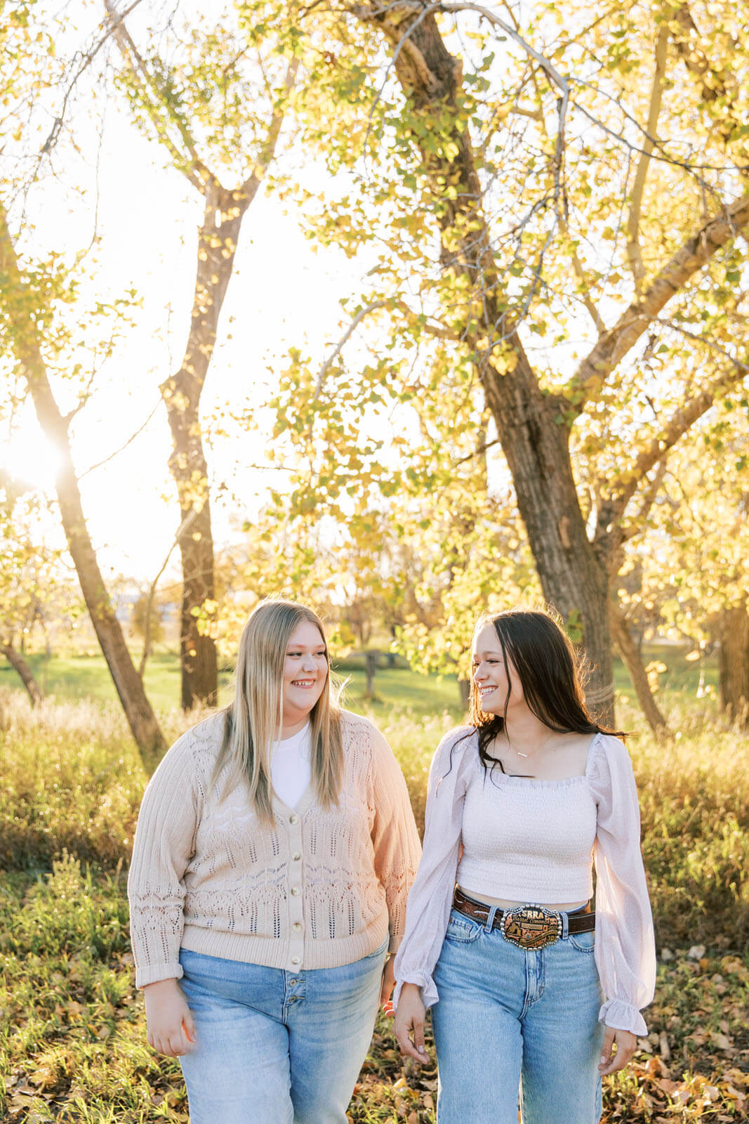Jenelle Quigley Saskatchewan lifestyle photographer Radville high school best friends grad casuals