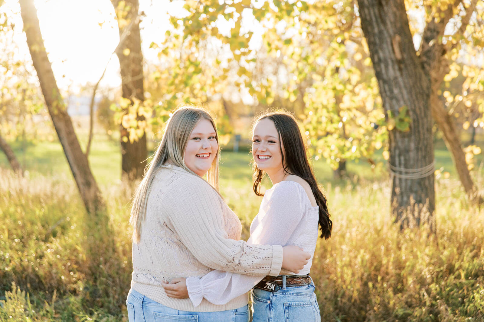 Jenelle Quigley Saskatchewan lifestyle photographer Radville high school best friends grad casuals