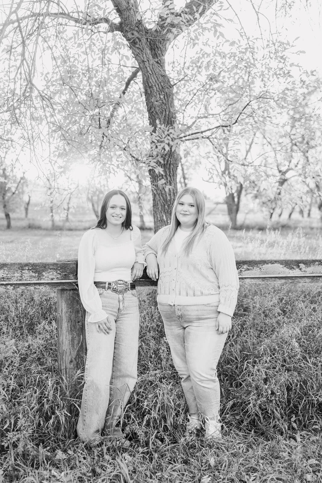 Jenelle Quigley Saskatchewan lifestyle photographer Radville high school best friends grad casuals