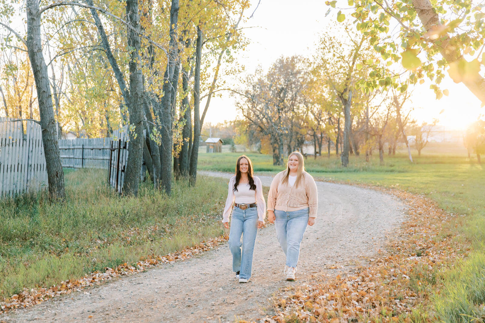 Jenelle Quigley Saskatchewan lifestyle photographer Radville high school best friends grad casuals