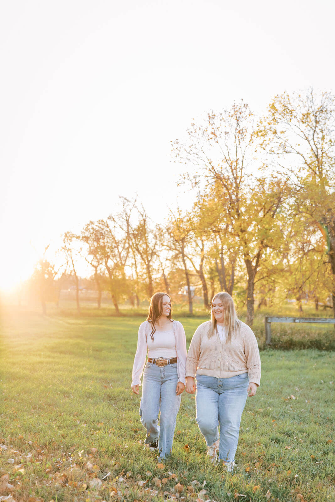 Jenelle Quigley Saskatchewan lifestyle photographer Radville high school best friends grad casuals
