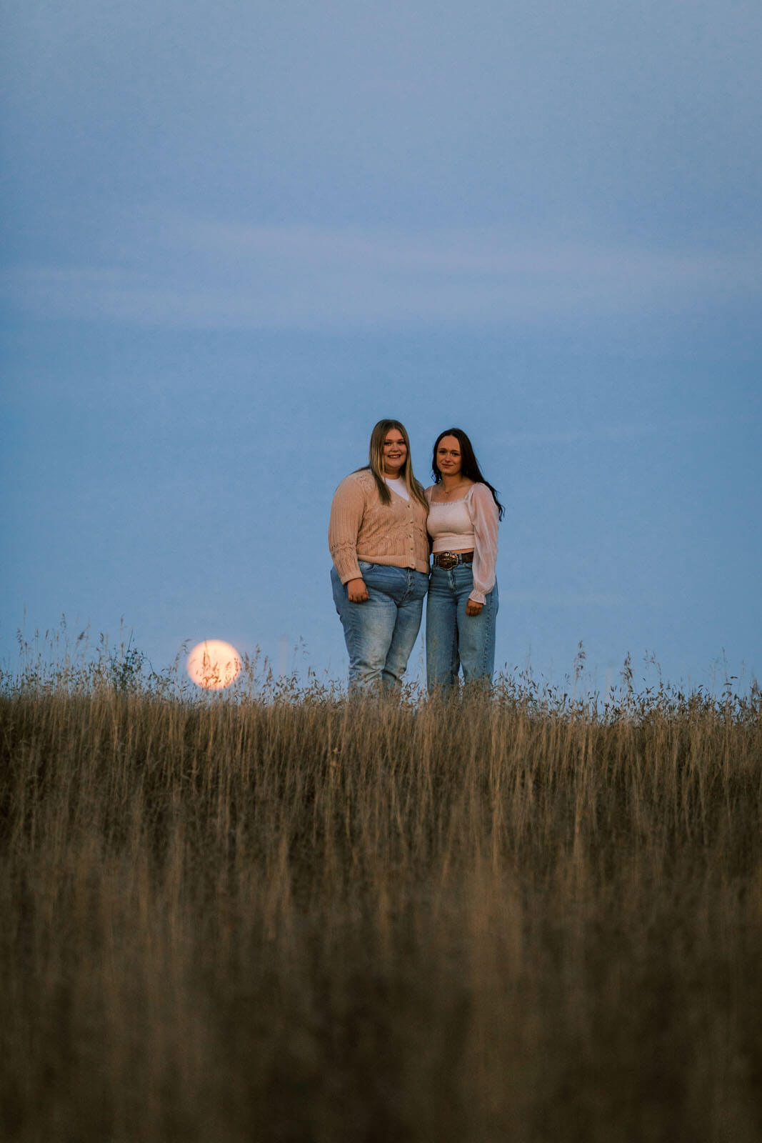 Jenelle Quigley Saskatchewan lifestyle photographer Radville high school best friends grad casuals moon rise