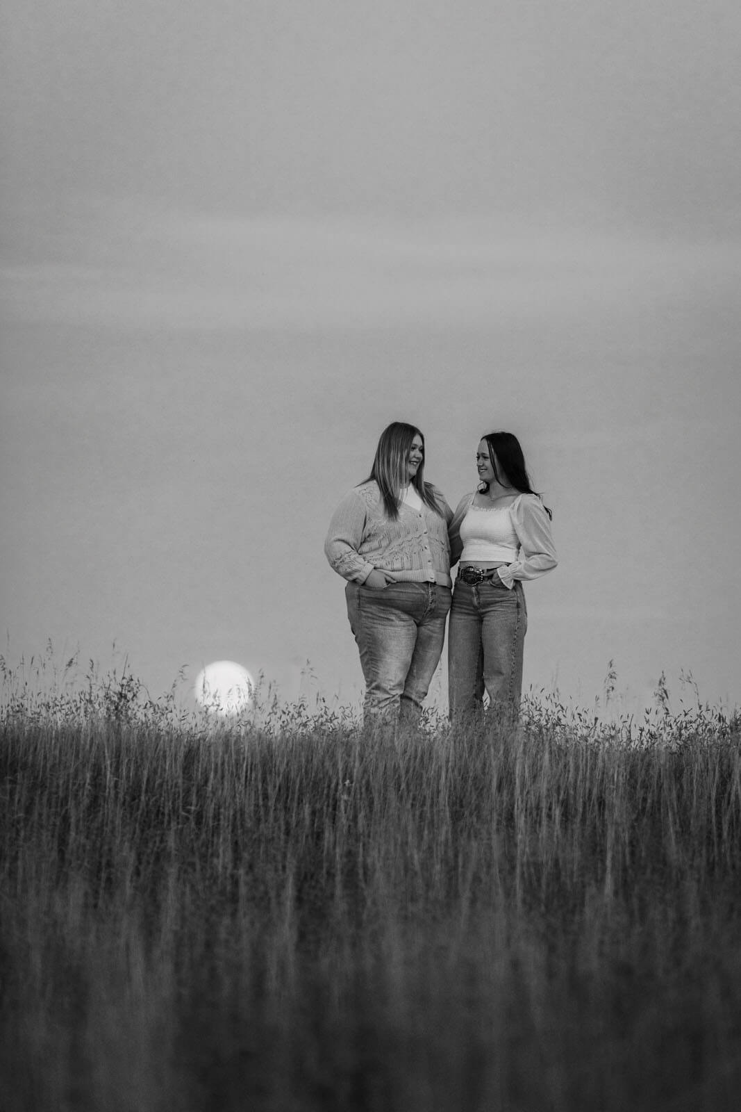 Jenelle Quigley Saskatchewan lifestyle photographer Radville high school best friends grad casuals moon rise