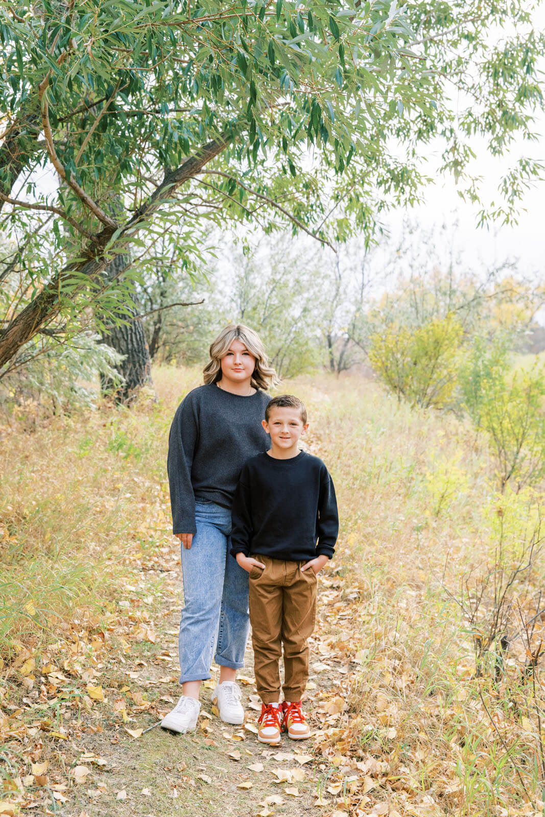 Jenelle Quigley Photography Saskatchewan family lifestyle photographer Weyburn fall 2023 family photos siblings