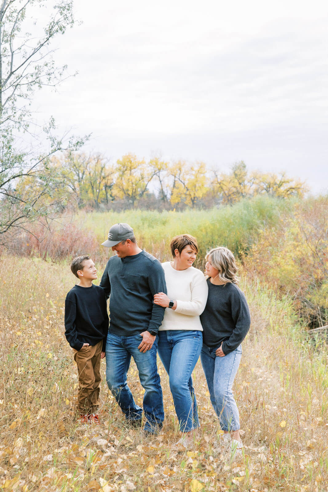 Jenelle Quigley Photography Saskatchewan family lifestyle photographer Weyburn fall 2023 family photos