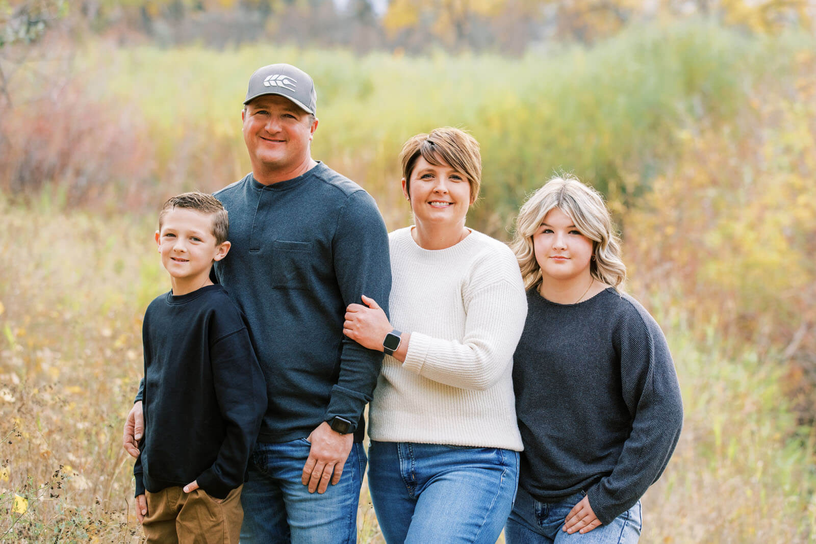 Jenelle Quigley Photography Saskatchewan family lifestyle photographer Weyburn fall 2023 family photos