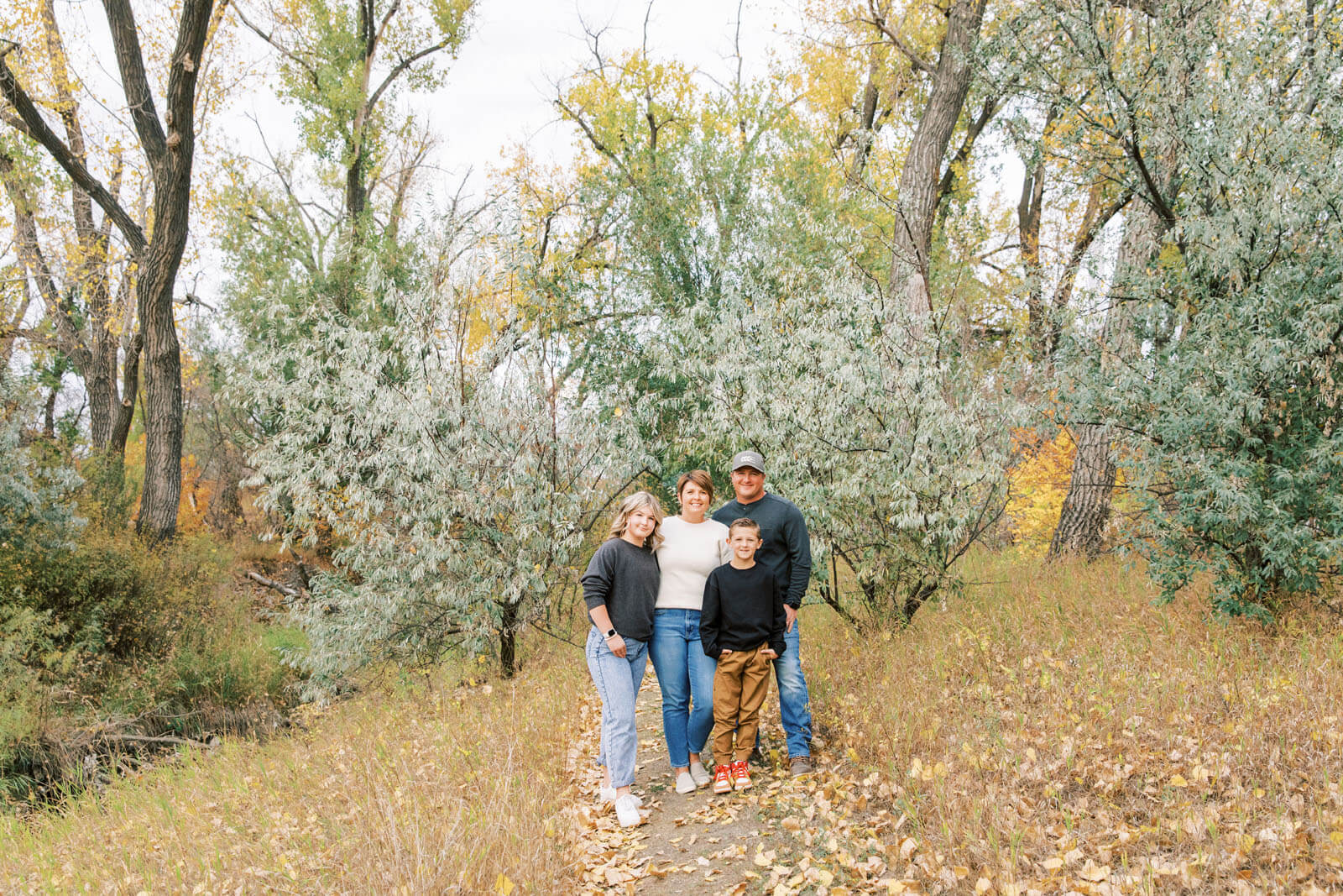 Jenelle Quigley Photography Saskatchewan family lifestyle photographer Weyburn fall 2023 family photos