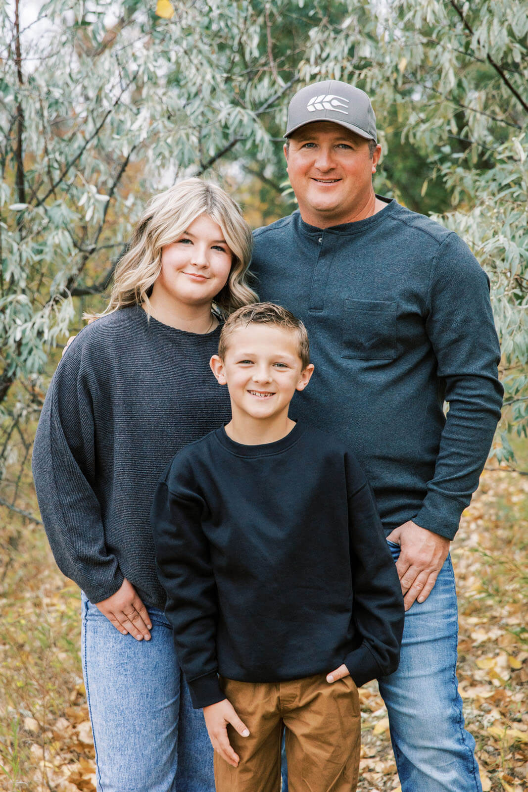 Jenelle Quigley Photography Saskatchewan family lifestyle photographer Weyburn fall 2023 family photos dad and kids