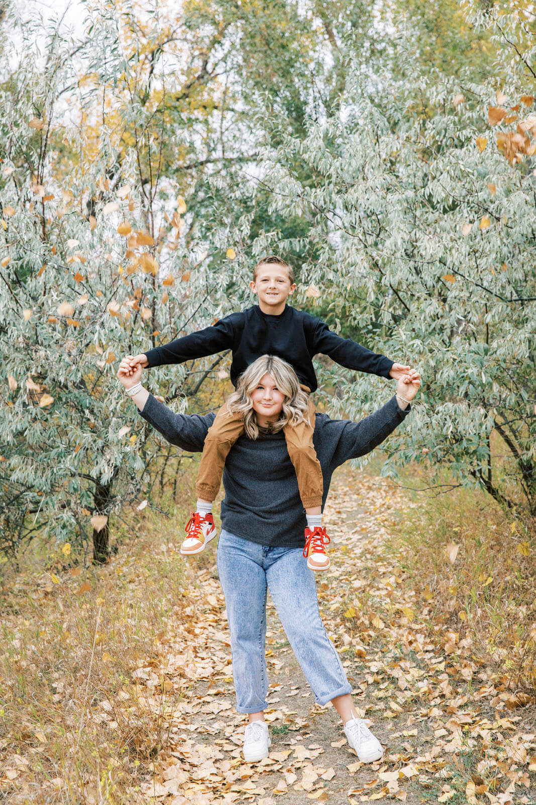 Jenelle Quigley Photography Saskatchewan family lifestyle photographer Weyburn siblings brother and sister
