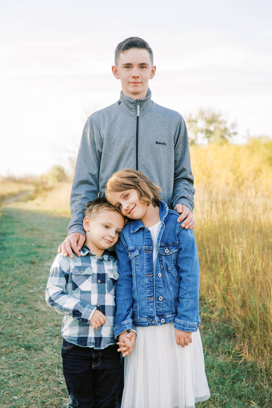 Jenelle Quigley Photography Weyburn family lifestyle photographer siblings brothers and sister