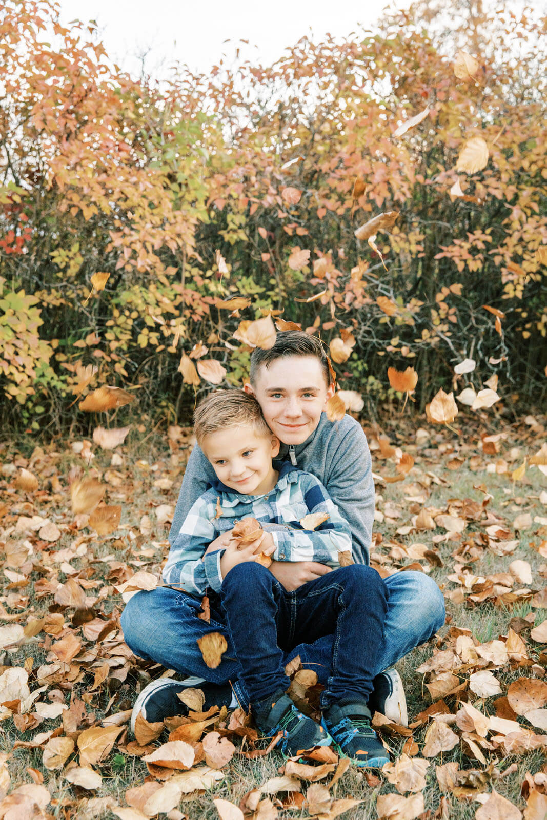 Jenelle Quigley Photography Weyburn family lifestyle photographer brothers autumn leaves