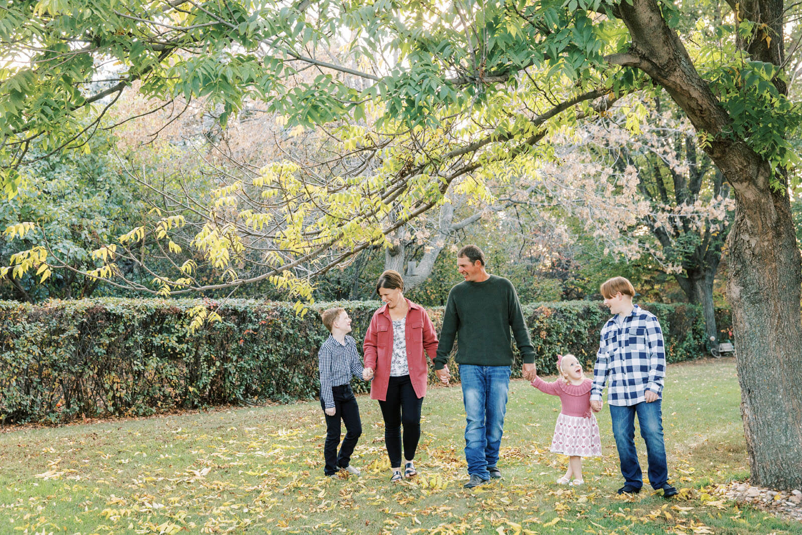Jenelle Quigley Photography Weyburn Saskatchewan family lifestyle photographer fall 2023 outdoor photos