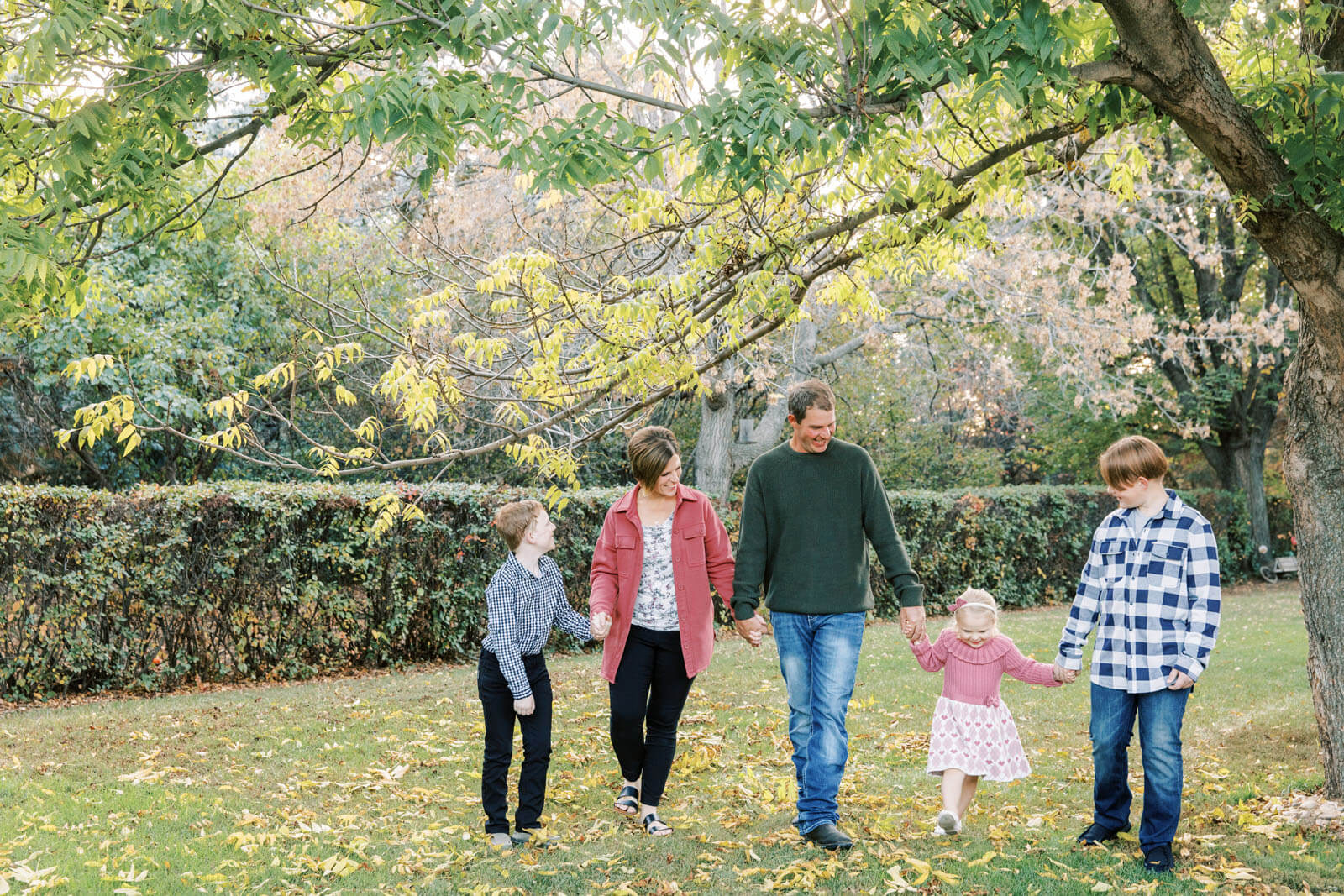 Jenelle Quigley Photography Weyburn Saskatchewan family lifestyle photographer fall 2023 outdoor photos family walking