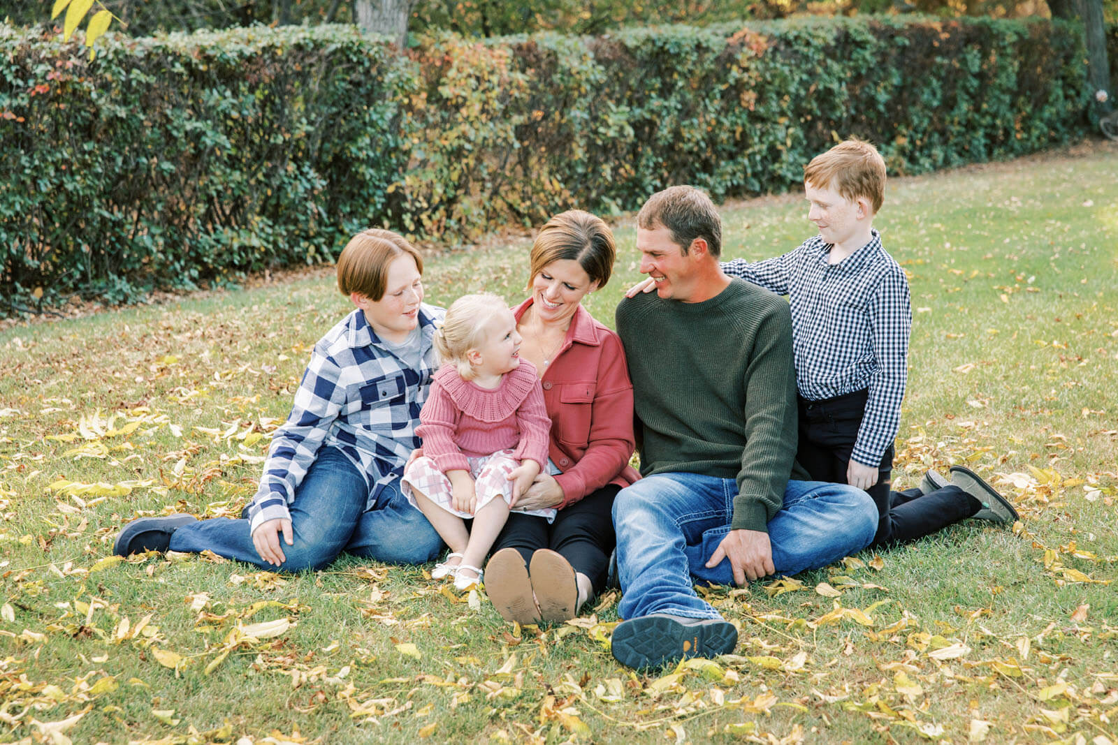 Jenelle Quigley Photography Weyburn Saskatchewan family lifestyle photographer fall 2023 outdoor photos family walking