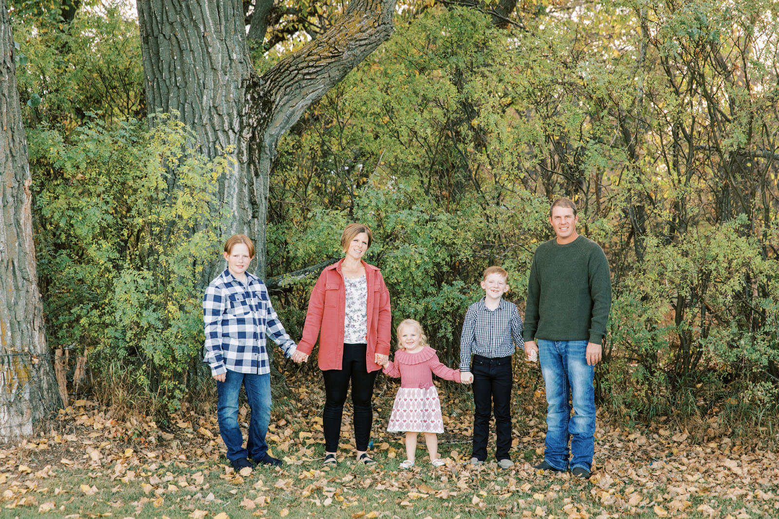 Jenelle Quigley Photography Weyburn Saskatchewan family lifestyle photographer fall 2023 outdoor photos family walking
