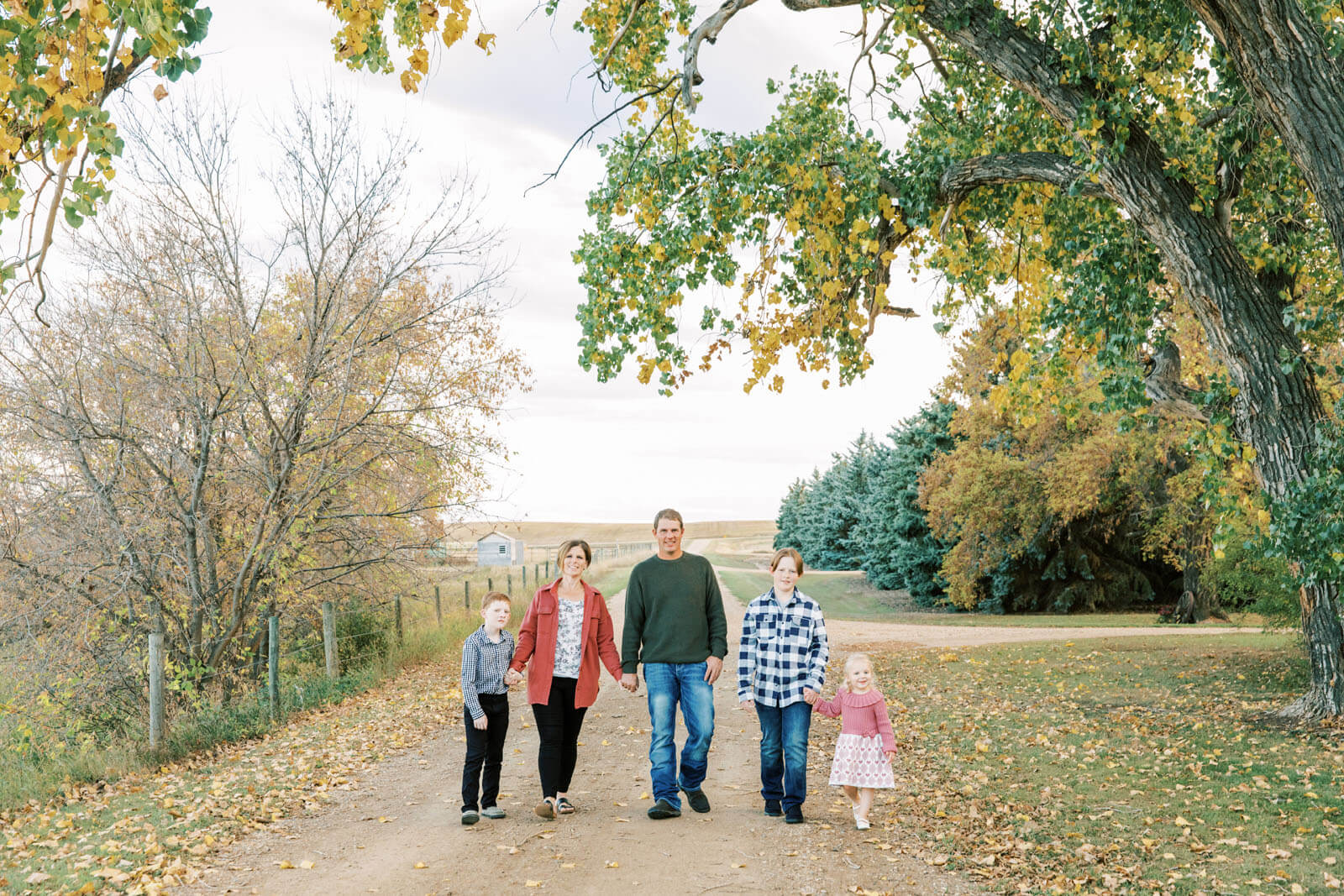 Jenelle Quigley Photography Weyburn Saskatchewan family lifestyle photographer fall 2023 outdoor photos family walking